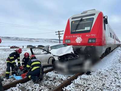 Maşină lovită de tren, la o trecere la nivel cu calea ferată din judeţul Vaslui / În incident au fost implicate în total 43 de persoane, călători, personalul trenului şi ocupanţii maşinii / Autoturismul, târât cel puţin 150 de metri pe calea ferată

