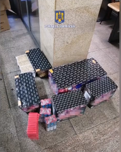 Ţigări de contrabandă, zeci de kilograme de articole pirotehnice şi o sabie, depistate de poliţişti în urma unor percheziţii în judeţul Arad