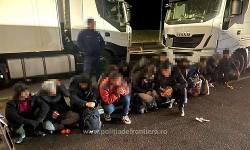Arad: 58 de migranţi care încercau să treacă ilegal în Ungaria, ascunşi în două TIR-uri, prinşi de poliţiştii de frontieră