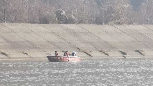 Argeş: Căutări pentru găsirea cadavrului bărbatului a cărui mână a fost identificată într-o zonă nelocuită/ Pompierii caută şi în apele barajului Dragoslavele - VIDEO