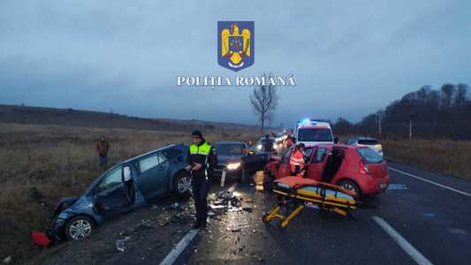 Braşov: Accident cu şase maşini, pe DN 1 / Două persoane primesc îngrijiri medicale / Valori ridicate de trafic, circulaţia fiind restricţionată

