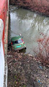 Harghita: Un autoturism a derapat şi a căzut în apele râului Târnava. În maşină se afla doar şoferul, care a fost rănit uşor - FOTO
