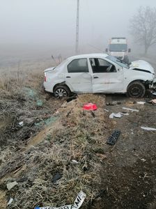 Bârlad - Doi tineri de 18 ani, răniţi după ce autoturismul în care circulau s-a izbit violent de un cap de pod - FOTO