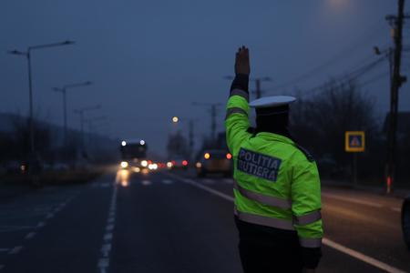 Sibiu: O cisternă încărcată cu motorină s-a răsturnat pe DN 1/ Traficul, blocat pe ambele sensuri din cauza pericolului de explozie