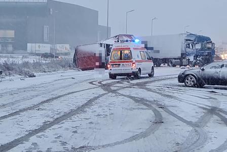 UPDATE - Accident grav în judeţul Neamţ, două TIR-uri şi două autoturisme sunt implicate. Un bărbat rănit grav a fost declarat decedat
