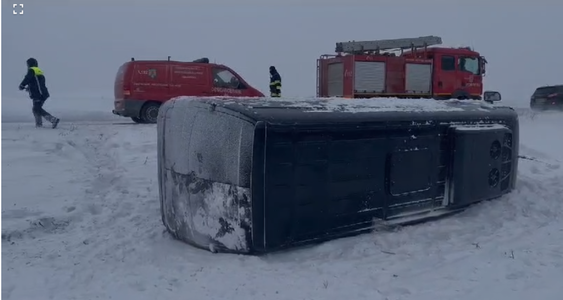 UPDATE - Galaţi - Microbuz cu 17 pasageri răsturnat din cauza vântului puternic. A fost activat Planul roşu de intervenţie / O femeie a fost transportată la spital - FOTO, VIDEO