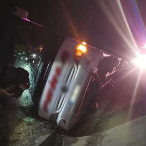 Giurgiu: Un autocar în care se aflau şapte persoane s-a răsturnat în şanţ de pe marginea DN 5 / Şoferul şi pasagerii au fost blocaţi
