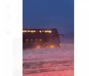 Ninsoare şi viscol în Vrancea - Un autocar cu 47 de pasageri a părăsit partea carosabilă / Autoturism blocat în zăpadă între Tişiţa şi Panciu - FOTO, VIDEO