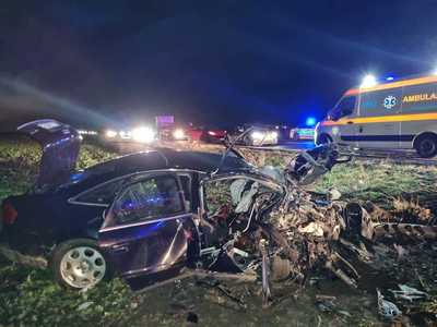 Trei persoane, rănite într-un accident rutier produs pe drumul dintre Timişoara şi frontiera cu Serbia, spre localitatea Moraviţa/ Un şofer a pătruns pe contrasens, lovind un alt autoturism