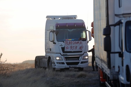 UPDATE - Proteste ale transportatorilor şi fermierilor - Trafic blocat pe Autostrada Bucureşti-Ploieşti, după ce trei  capete tractor au oprit pe carosabil / Coloană de 6 kilometri / Protest cu aproximativ 50 de utilaje, la Vama Halmeu

