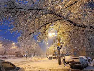 UPDATE - Strat de zăpadă de peste 10 centimetri în Capitală / Meteorologii anunţă că va mai ninge / Probleme în transportul public / Trafic în condiţii de iarnă / 54 de maşini avariate - FOTO 