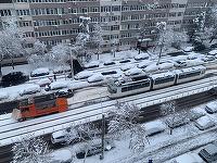 UPDATE - Mijloacele de transport în comun din Bucureşti, blocate pe unele artere din cauza ”dâmburilor de zăpadă” / S-a intervenit prioritar pe marile artere / Traficul derulat în condiţii de iarnă