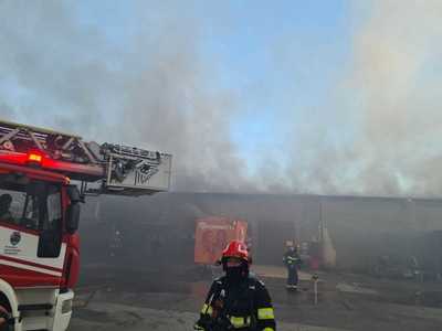 UPDATE - Incendiu la o hală de depozitare din judeţul Timiş/ Pompierii au intervenit cu mai multe autospeciale/ 148 de persoane, evacuate/ Incendiul a fost lichidat - FOTO, VIDEO