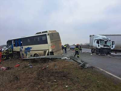 UPDATE - Timiş: Planul Roşu de Intervenţie, declanşat în urma unui accident în care au fost implicate un TIR şi un autobuz/ Nouăsprezece persoane, transportate la spital - FOTO, VIDEO