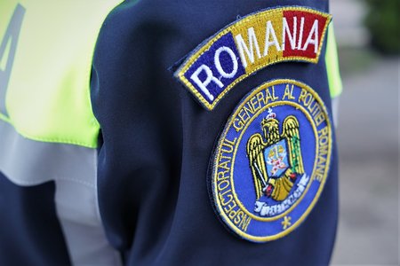 Alte şase persoane căutate pentru a fi arestate sau pentru a executa pedepse cu închisoarea, pentru furt sau infracţiuni rutiere, aduse în ţară de Poliţia Română