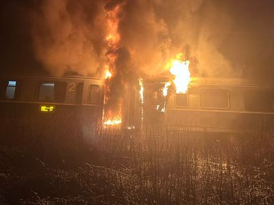 CFR Călători, după incendiul la trenul Galaţi - Cluj-Napoca: Scoaterea de sub tensiune a liniei de contact - procedură care revine CFR SA şi era necesară pentru a permite intervenţia pompierilor, făcută la mai bine de o oră de la anunţarea incendiului