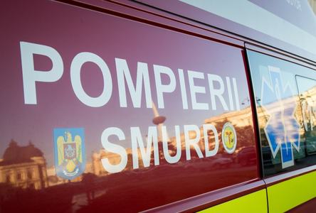 Sibiu: Patru persoane, între care un copil de şase ani, transportate la spital după ce un autoturism a ieşit de pe şosea şi s-a răsturnat