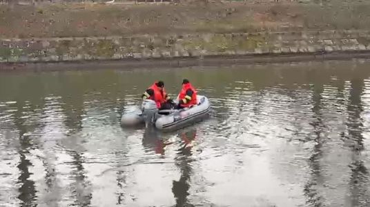 UPDATE - Timişoara: Căutări cu scafandri în râul Bega/ Un om a fost văzut intrând în apele râului şi nu a mai ieşit  / Din apă a fost scos trupul unui tânăr de 19 ani, din Republica Moldova - FOTO
