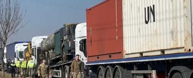 Trailere care transportau echipament militar, implicate într-un accident în lanţ, pe DN 1. Vehiculele sunt înmatriculate în Marea Britanie - VIDEO