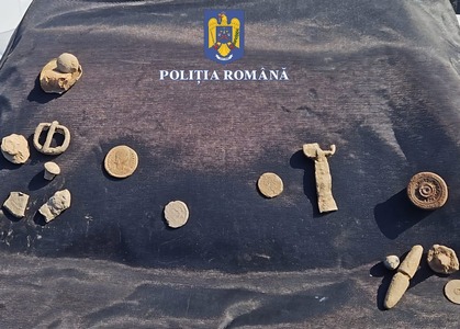 Constanţa: Doi bărbaţi au fost prinşi de poliţişti după ce au folosit detectoare de metal într-un sit arheologic/ La ei au fost găsite monede din secolul IV d. Hr, o cataramă de curea antică şi o fibulă din bronz
