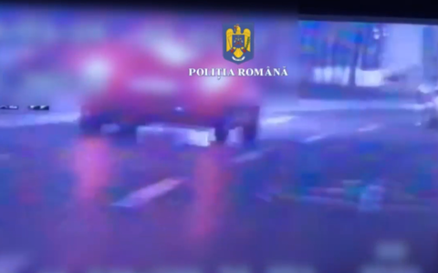 Bacău: Şofer de 19 ani, cu permisul suspendat, reţinut după o urmărire în trafic. El a fost blocat şi scos cu forţa din maşină - VIDEO 

