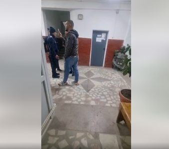 Mandate de arestare preventivă pe numele celor doi bărbaţi, tată şi fiu, care au fost filmaţi în timp ce înjură poliţişti în sediul Poliţiei Gorj  - VIDEO
