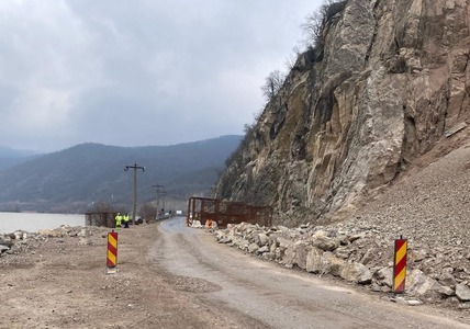 Caraş-Severin: Trafic oprit pe Clisura Dunării, pentru detonarea stâncilor de pe versant