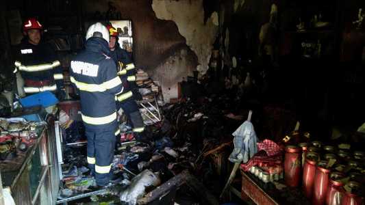 Incendiu într-un apartament dintr-un bloc din Ploieşti. O persoană a suferit arsuri, iar scara blocului a fost inundată cu fum