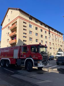 Incendiu într-un apartament din Sibiu/ Un bărbat intoxicat cu fum, transportat la spital/ Circa 20 de locatari au ieşit din clădire