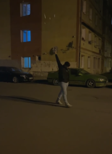 Caraş-Severin: Anchetă a Poliţiei, după ce imagini cu un bărbat care pare a trage cu un pistol între blocuri au fost publicate pe o reţea de socializare - VIDEO