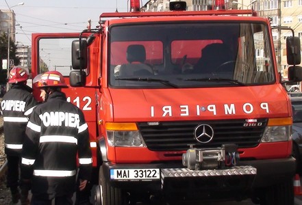 Intervenţie a pompierilor din Bihor pentru salvarea a doi copii – de un an şi doi ani - blocaţi într-o maşină / Mama lor coborâse să cumpere medicamente şi a uitat cheile în interior
