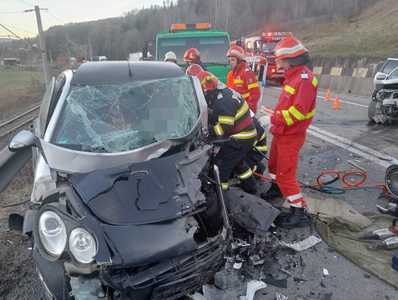 Două maşini au fost distruse, în urma unei coliziuni frontale, pe un drum din Suceava. Ambii şoferi au ajuns la spital - FOTO
