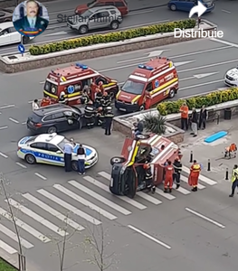 O autospecială SMURD s-a răsturnat în Capitală, după ce a fost lovită de un autoturism / Pacientul din ambulanţă, un paramedic dar şi un copil aflat în autoturism, transportaţi la spital