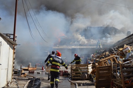 Brăila: Incendiul de la depozitul de fructe, stins după mai bine de 8 ore