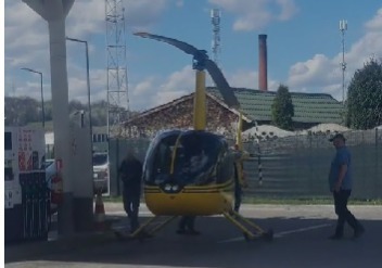 Elicopter de mici dimensiuni, filmat într-o benzinărie din Curtea de Argeş - VIDEO