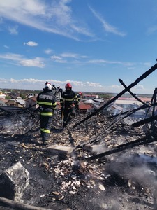 Incendiu la acoperişul unui bloc din Focşani/ Mai multe persoane au ieşit din clădire sau au fost evacuate - FOTO