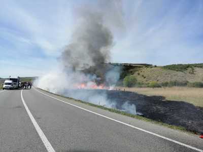 UPDATE - Cluj: Incendiu la o autoutilitară plină cu cauciucuri, pe centura ocolitoare Vâlcele-Apahida / Focul s-a extins la stufărişul din apropierea drumului, fiind stins după mai bine de patru ore - FOTO
