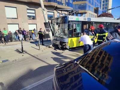 UPDATE - Iaşi: Accident în care au fost implicate un autobuz şi un autoturism/ Cinci persoane au avut nevoie de îngrijiri medicale, patru dintre ele fiind transportate la spital/ Precizările Companiei de Transport Public Iaşi - FOTO