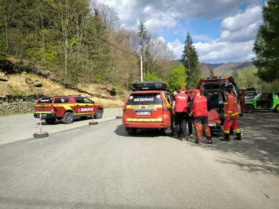 Intervenţie a salvamontiştilor din Maramureş, într-o zonă greu accesibilă a localităţii Cavnic, pentru a prelua o fată de 18 ani cu fractură la un picior 