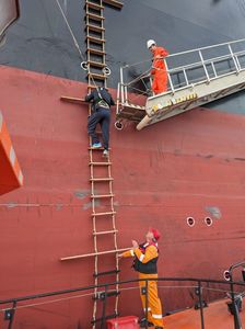 Un echipaj ARSVOM a preluat un marinar cu probleme medicale aflat la bordul unui petrolier
