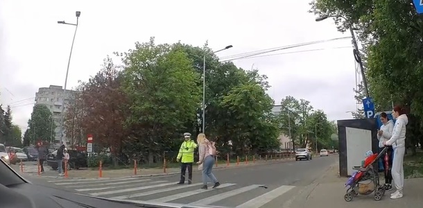 Bacău: Amendă de 495 de lei pentru o femeie care a traversat strada ignorând semnalele unui poliţist rutier. Agentul a încercat să o oprească, dar ea şi-a continuat drumul - VIDEO