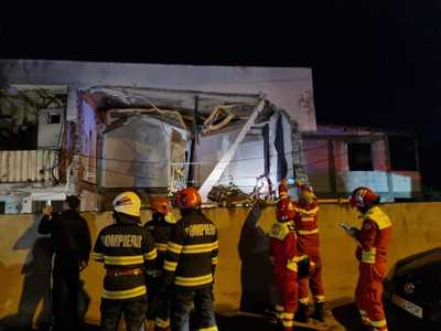 Explozia produsă într-un bloc din Craiova - O femeie este internată în ATI, cu arsuri pe 25% din suprafaţa corpului / O altă victimă a primit ingrijiri medicale de urgenţă, a fost investigată şi nu necesita internare in spital