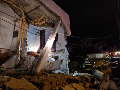 Explozia produsă într-un bloc din Craiova - Pompierii afirmă că deflagraţia a fost cauzată de o acumulare de gaze