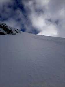 Strat de zăpadă de până la jumătate de metru depus recent la altitudini de peste 1800 de metri/ Specialiştii atrag atenţia asupra faptului că zăpada proaspăt depusă nu face priză cu stratul vechi - FOTO
