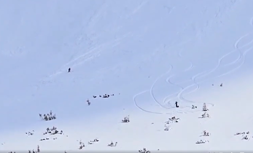Imagini cu un schior care provoacă o avalanşă, în Munţii Rodnei, postate de salvamontişti. Femeia a fost târâtă de valul de zăpadă până la poalele muntelui, dar a scăpat cu viaţă - FOTO, VIDEO
