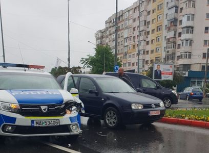 Argeş: Autospecială a Poliţiei, implicată într-un accident rutier soldat cu pagube materiale - FOTO
