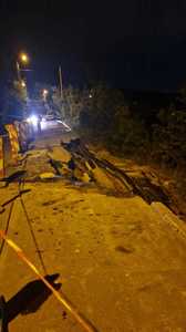 Alunecare de teren pe o stradă din Cluj-Napoca/ A fost afectată una dintre benzi, pe o lungime de 20 de metri/ Traficul auto a fost restricţionat, iar zona este monitorizată