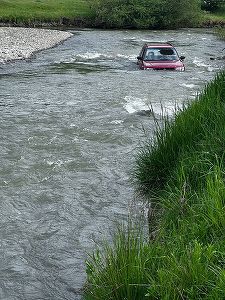 ISU Bistriţa: Operaţiune de salvare a unui conducător auto care a încercat să traverseze râul Bistriţa şi a fost scos din albia râului de către pompieri