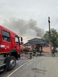 UPDATE - Ilfov: Incendiu la un atelier auto din Mogoşoaia/ Au fost alertate mai multe autospeciale de pompieri/ Două persoane, asistate medical, una fiind transportată la spital/ Incendiul a fost stins
