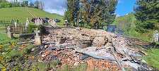 Alba: Biserica de lemn din satul Ghioncani, distrusă complet în urma unui incendiu cauzat, cel mai probabil, de o lumânare lăsată aprinsă/ Poliţia a deschis o anchetă - FOTO
